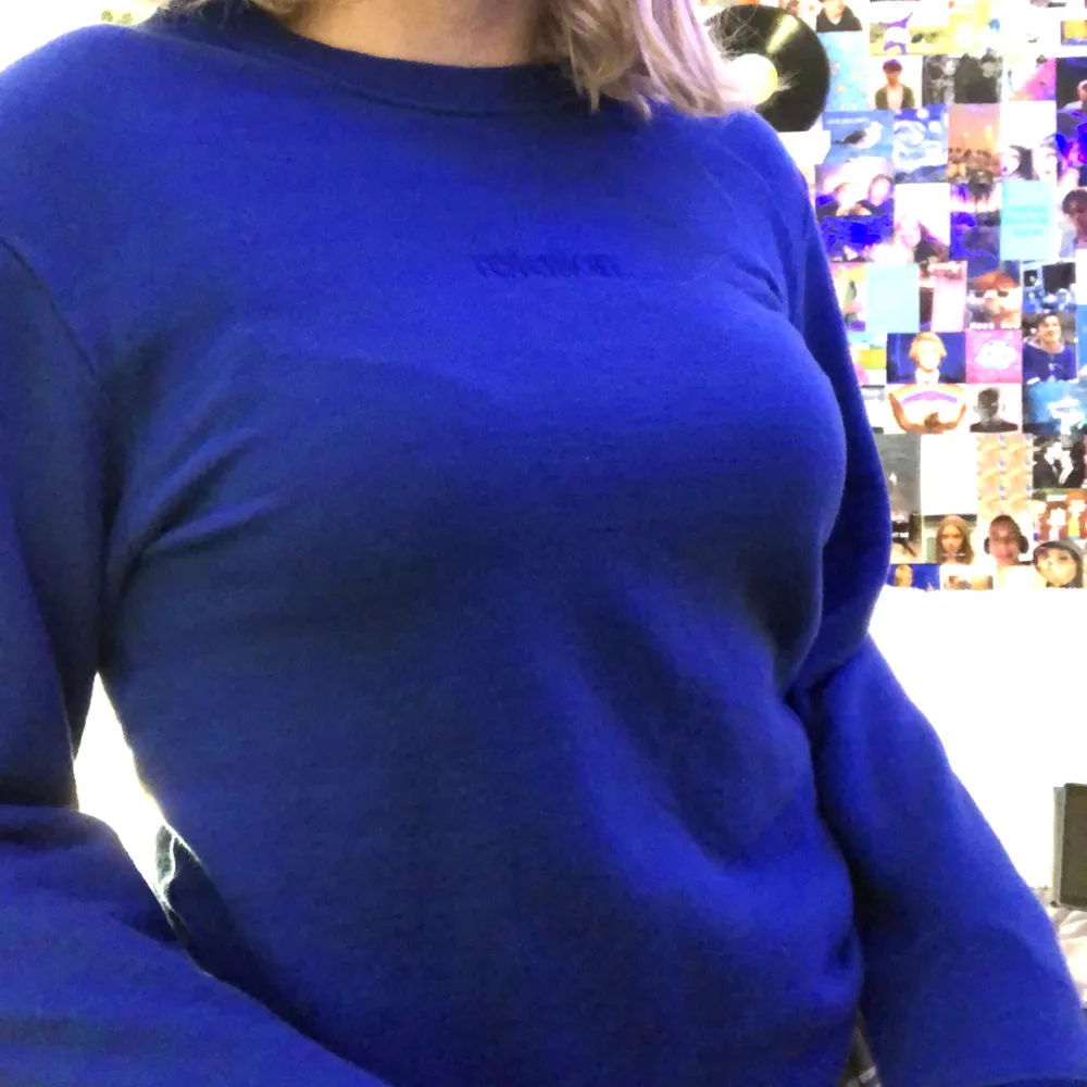 Jättefin blå tröja med ljus blåa streck💙börjar tyvärr bli för liten för mig men jättefin! Från carlings! 60kr + frakt💕. Tröjor & Koftor.