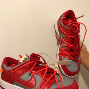 Off-White - University Red (dunk Low)  - Ett par Off-White University Red som jag använt upp till 3 gånger som jjag nu vill sälja. De är i bra skick och är i prencip helt nya. Om ni är intresserar så kan ni buda i chatten 👍🏽😀