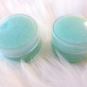 Äpple lipscrub 🍏 - Äpple lipscrub 30kr/st. Frakt 15kr. Dofta äppel. Den hjälpa att ta bort det döda huden på läpparna och gör de mjukare. De också återfuktar dina läppar. Man måste använda läppbalsam eller läpglans efter användning av lipscruben. 