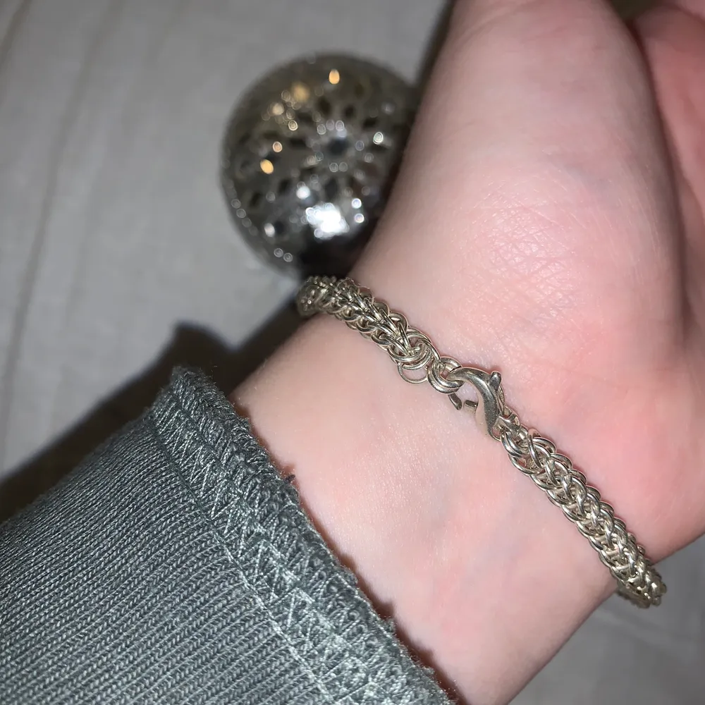 Så fint handgjort armband av min kompis 🧒🏼 det är gjort av sånna små ringar och man skulle kunna ta bort några om man vill ha ett mindre! Priset är utan frakt och jag samfraktar gärna med andra smycken 💍 . Accessoarer.
