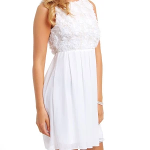 Studentklänning  - Snygg vit studentklänning. Passar även bra till finare tillfällen. Storlek s . Andvänd 1 gång . Kan skicka mina egna bilder med! Nypris 400-500kr