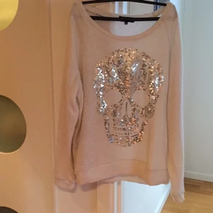  - Vit stickad tröja från Bikbok med glittrig dödskalle på framsidan i paljetter. Funkar bra för en med strl S likaså. 