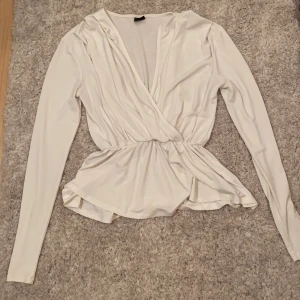 Pleplumtop ifrån Gina Tricot - Vit pleplumtop ifrån Gina Tricot i strl S