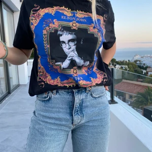 Elton John Tröja från Zara! - Skitsnygg t-shirt från Zara med snyggt tryck både fram och bak! 