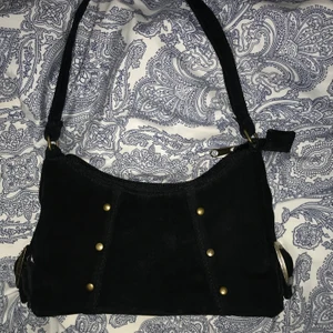 SKITSNYGG VÄSKA - INTRESSEKOLL!! Second hand väska som jag inte använder längre. Buda i kommentarerna💓