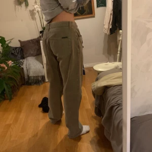 Baggy jeans  - Byxor från gant, fin kvalitet. Stora men passar ifall man gillar stort. Jag är en M och har runt W28 L32 i byxor, sitter ganska oversize.:) Buda, eller pris kan diskuteras