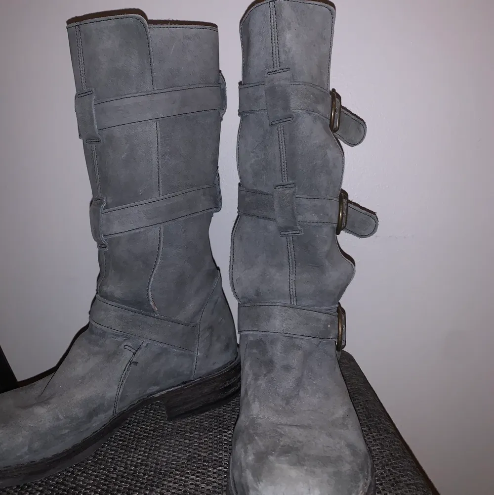 Oanvända fiorentini + baker boots i mocka och skinn, nytt pris 4000kr. Skor.