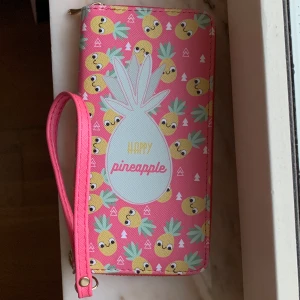 Plånbok  - Urgullig plånbok köp i spanien för tre år sedna men knappt använd. Pris 20kr + frakt🌶