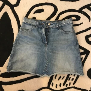 Jeanskjol  - Min bästa sommarkjol som tyvärr blivit för liten. Köparen betalar frakt! Tar Swish 