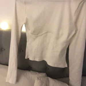 Fin basic tröja från h&m - Superfin oanvänd vit tröja från hm. Den är i storlek S men passar xs också. Formar sig fint. 60 kr + frakt