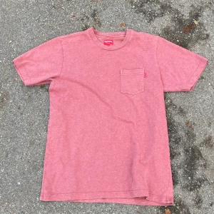 Supreme pocket tee - Supreme T-shirt i storlek L, jätte bra skick