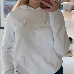 Superdry hoodie - Superfin vit superdry hoodie! Köpt för 999kr! Buda!