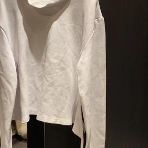 Topp öppen rygg  - Vit långärmad topp med öppen rygg. Från NA-KD. I storleken XXS. 