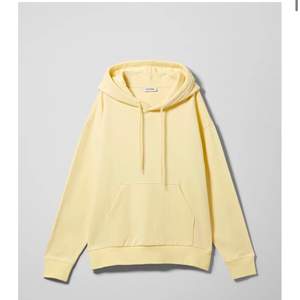 Weekday hoodie, ljus gul helt oanvänd. Oversized i storleken och jättemysig✨ Köpare står för frakten 