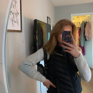 Peak performance väst - En jättefin och varm svart väst från peak performance i jättebra skick då den är använd fåtal gånger. Nypris ca 1500 när jag köpte den. Skriv privat för frågor eller fler bilder🥰🍂 (Finns ute på fler sidor)