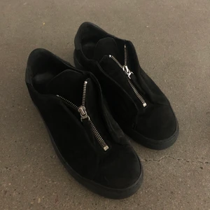 AXEL ARIGATO SKOR! - Säljer nu mina super fina Axel Arigato skor då de tyvärr inte kommer till användning. Skorna är i storlek 39 men skulle säga att de passar 38 också. Köparen står för frakt❤️ Skriv för fler bilder🥺❤️