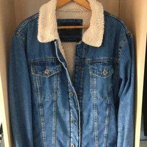 Jeansjacka - Frän jeansjacka från ZARA, passar S-M. 