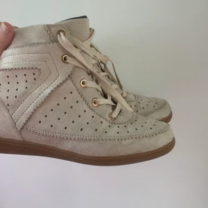 skitsnygga vardags-klackar med sneaker-look  - Ascoola klackar köpta för några år sedan men inte använda, inte alls slitna över huvudtaget.  Den inbyggda klacken är BEKVÄM som tur är vilket gör att de är snygga som vardags-klackar om man känner för det, men också för större event såklart då de verkligen är supersnygga. Mocka-materialet är skitsnyggt. Storleken är rättvis. Priset kan diskuteras!