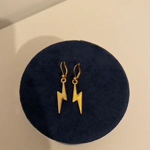 örhängen i guld - Handgjorda örhängen i guld <33 frakt 11kr💘 Fler smycken på insta @sthlm.jewelry💜