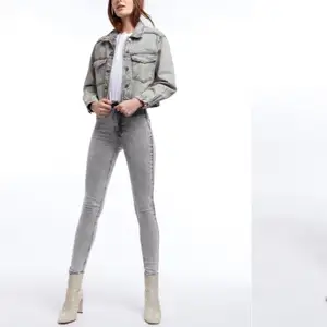 Gråa jeans från Gina tricot i modellen Molly. Storlek M men något små i storleken. Helt nya med lappar och i orginalförpackning. Bilder lånade från Gina tricot. 