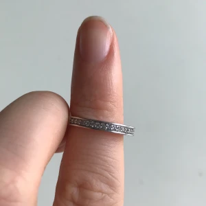 Silver ring 925 - Söt liten silverring med stenar stämplad 925 i storlek s (48) 
