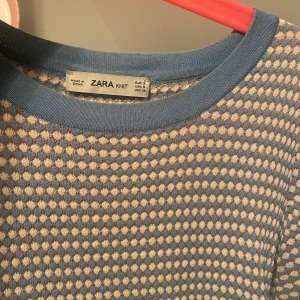 Tröja från zara - Säljer min fina tröja från zara som tyvärr inte längre kommer till användning, den är även i bra skick💕