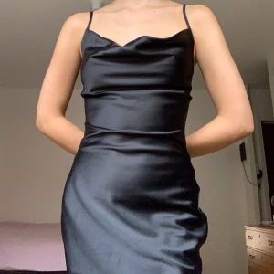 Slip dress - Svart klänning i satinmaterial från Gina Tricot, med justerbara axelband. Använd vid ett tillfälle så i nästintill nyskick! +44kr frakt