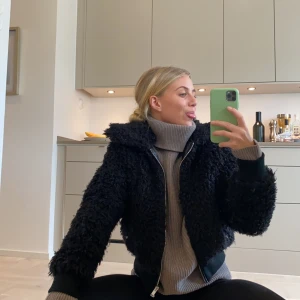 Teddy jacka  - Endast fotad. Frakt tillkommer 63kr 