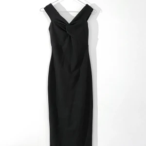 Off Shoulder Dress  - Svart klänning från Zalando. Snyggt åtsittande och täckande material. Stl 38 men skulle säga Stl 34/36 eller S snarare. Använd en gång. Skickas mot frakt eller hämtas upp i innerstan :)