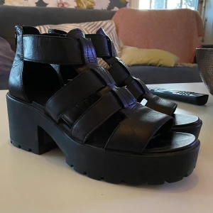 Vagabond Dioon - Dioon från Vagabond är en högklackad sandal med platå, modellen skapar en snyggare silhuett. Både bekväma och fina. Äkta skinn - Slätt läder. Nypris 1100kr