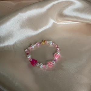 Armband - Elsa armband från RePearl UF! Hämtas i Gävle på polhemsskolan eller skickas med frakt för 11kr✨