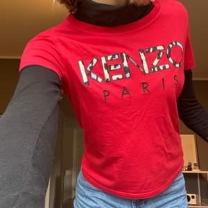 Säljer min röda Kenzo t-shirt som endast används en gång. Väldigt bra skick. Buda i kommentarerna!! <3