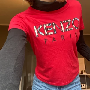 Kenzo T-shirt  - Säljer min röda Kenzo t-shirt som endast används en gång. Väldigt bra skick. Buda i kommentarerna!! <3
