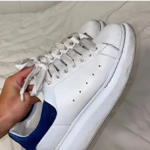 Alexander McQueen skor - Jag säljer mina Alexander McQueen skor som är köpta här på plick, säljer dem då dem inte sitter bra på mina fötter. I ett använt skick därav priset.