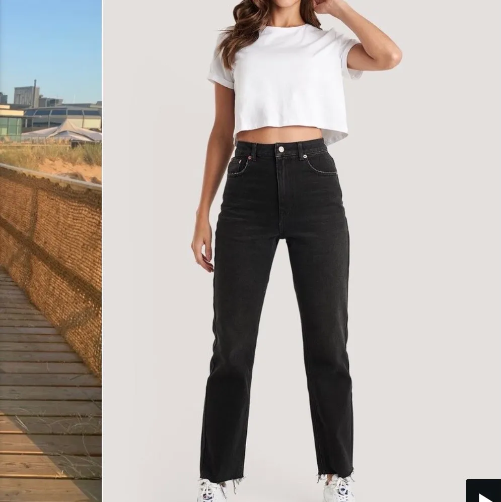 Svarta jeans, högmidjade. Från Nakd. Storlek 36. Använda en gång. 250kr, nypris 520kr. . Jeans & Byxor.