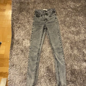 Gråa jeans modell Molly storlek S - Säljer dessa gråa jenas från Gina i storlek S , de är använda fåtal gånger så de är i ett bra skick. KÖPAREN STÅR FÖR FRAKTEN!!!