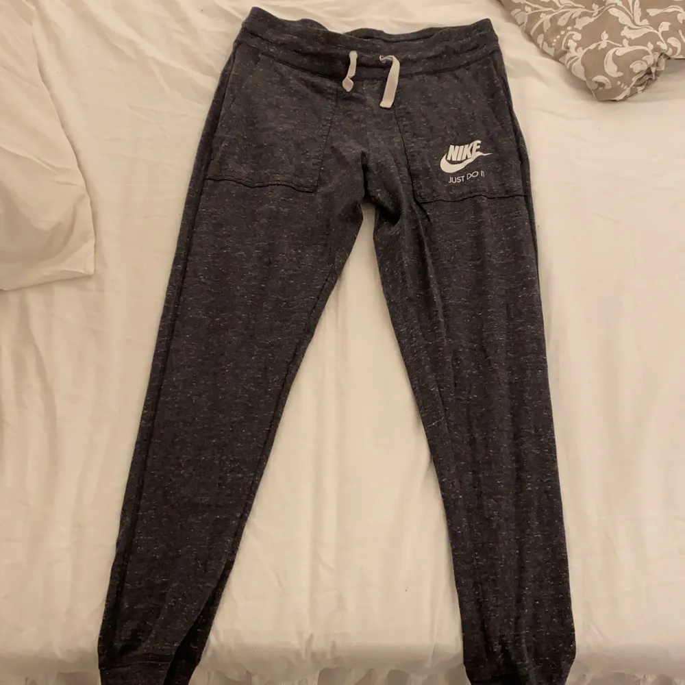 Ett par mörk gråa Nike mjukis och köpta för 480kr. Lite små i storleken . Jeans & Byxor.