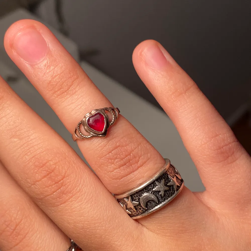 Super söt sliver ring (835), liten så passar till lillfingret eller som extra ring. Frakt tillkommer eller hämtas i Malmö. . Accessoarer.