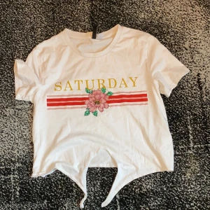 Magtröja - Säljer min gulliga magtröja som du kan bestämma storleken lite själv beroende på hur mycket du knyter åt den💕 storlek M men passar även mindre och större!💕