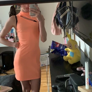 Orange klänning med en bra passform  - Har haft på mig den två gånger var av en gång va för att ta dem här bilderna. Köpte den på hm för 100kr men känner att den inte passar min stil