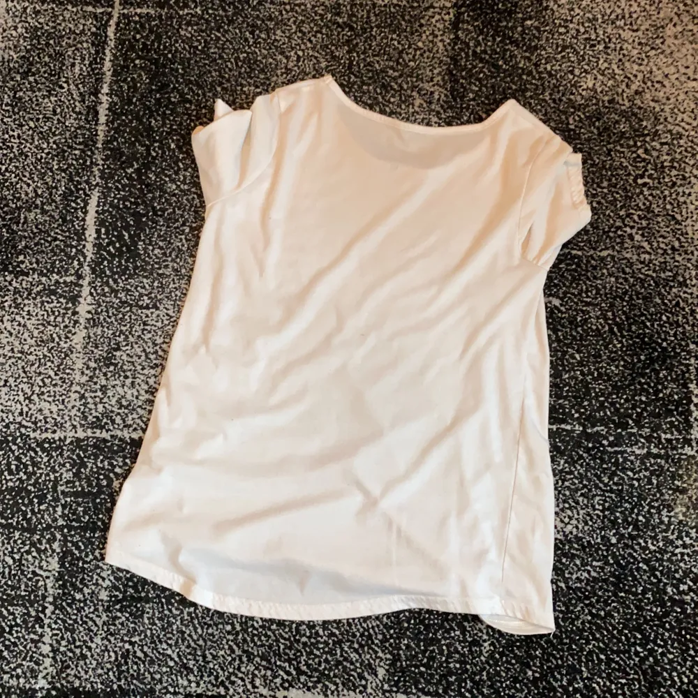 Vanlig vit T-shirt från Basic U collection, extremt skönt material!!❤️ storlek M men passar större och mindre!. T-shirts.