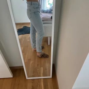 Jeans - SÅ fina jeans från bikbok tyvärr är del förstora 