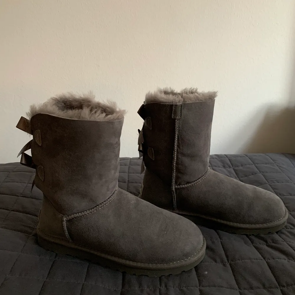 Helt oanvända snygga och äkta grå Baily Bow ii UGGS. Säljer dem för halva priset, originalpriset ligger runt 2000 kr, men priset kan diskuteras. Kan mötas upp i Stockholm eller . Skor.