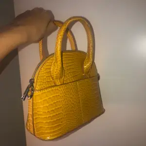 En jätte gullig gul väska från Zara💛Man får med ett längre band till väskan:)Har använt Max 3 gånger så väldigt bra skick!
