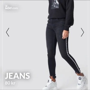 NA-KD jeans - Svarta jeans med vit rand från NA-KD. Storlek 40 men passar som 38. Köpta på Tise men de satt inte som jag tänkte mig. Köpare står för frakt, ställ gärna frågor!