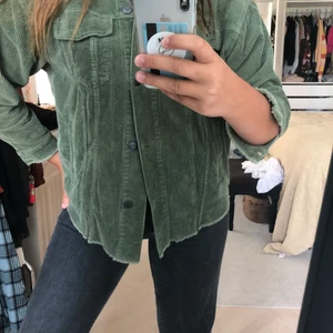 Mossgrön Manschester jacka - Kär i denna våriga zara jacka, färgen passar till typ allt och modellen som är lite oversized är super cool. Den har fickor på båda sidorna och är lite kort i armarna🥰