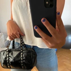 Svart väska  - Liten snygg väska säljer för 200