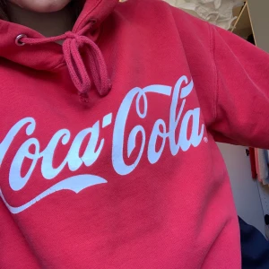 hoodie - Tänkte sälja denna snygga coka cola tröjan i storlek xs men skulle säga att den är som en M-S 