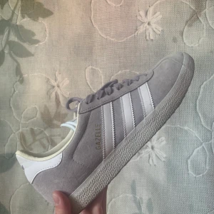 Adidas gazelle - Adidas gazelle, 40 2/3. Använda 4-5 ggr högst, fint skick. 250 kr + frakt