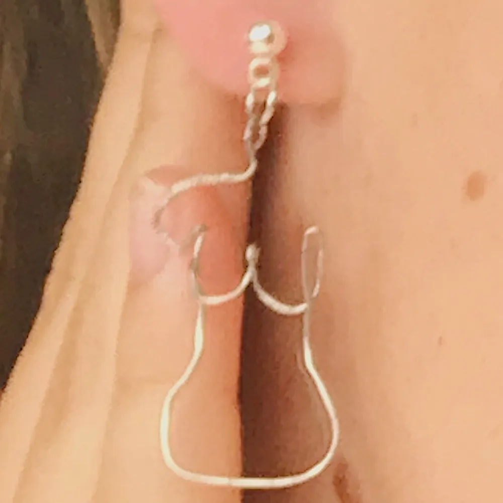 nu har jag börjar göra supersnygga kroppsörhängen! det är nickelfria och i tunnt fint silver <3  kolla gärna in min instagram @eslgjewelry ❤️. Övrigt.